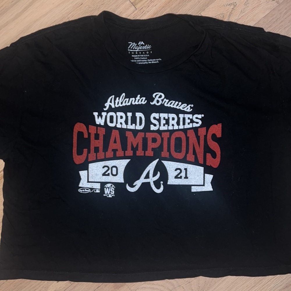 Majestic threads/athletic women’s cropped Atlanta Braves size SM mint condition